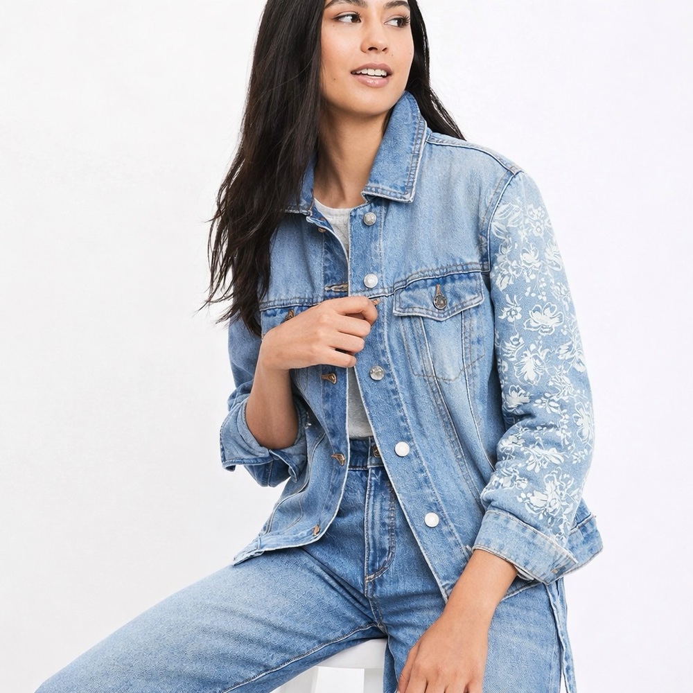 Classic Trucker Style White Embroidered Light Wash‎ Denim Jacket S